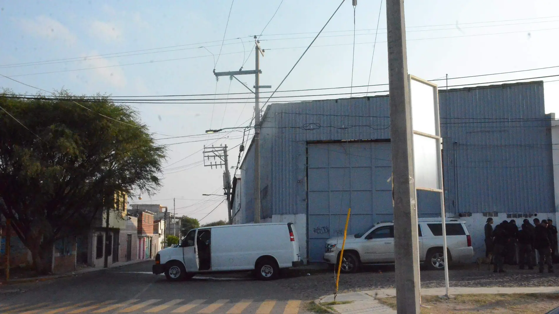 Vecinos esperan que se dé a conocer lo que hay al interior del predio.  foto Luis Luévanos